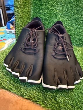 Peluva Strand Black 5-Toe Athletic training Shoes natural foot movement new 16